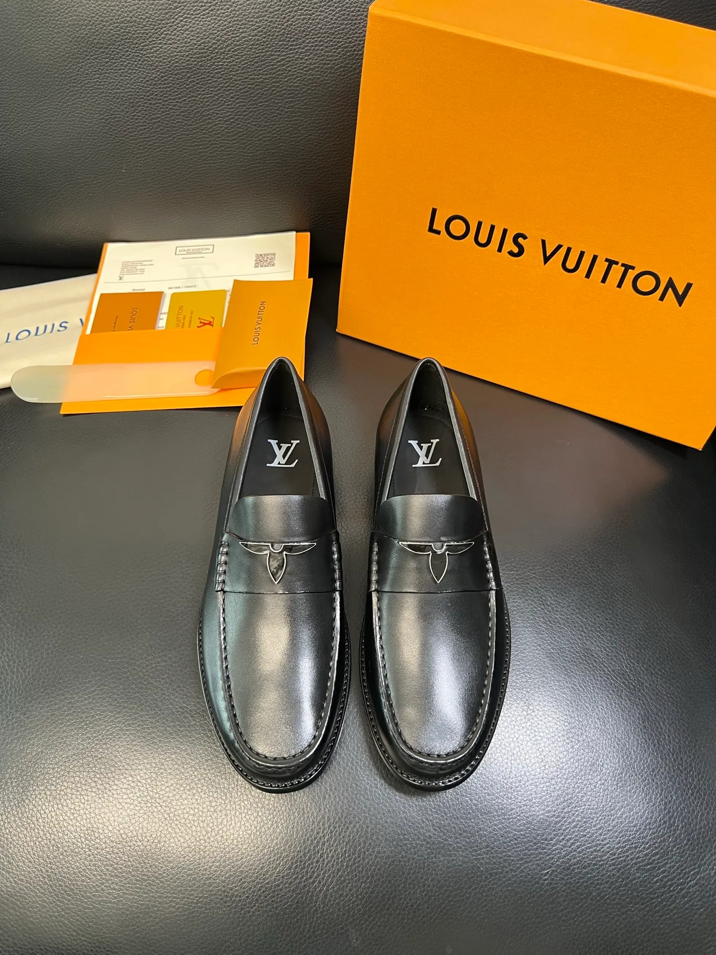 Men's shoes 💰920 Lv high quality top crafts Louis Vuitton leather shoes counter synchronized with original factory configuration, uppers imported from Italy, imported water-dyed cowhide lining, soles: original genuine leather soles specially provided by the original factory, original factory and single goods, welcome to compare, code number 39-44 (customized 38 45 46)